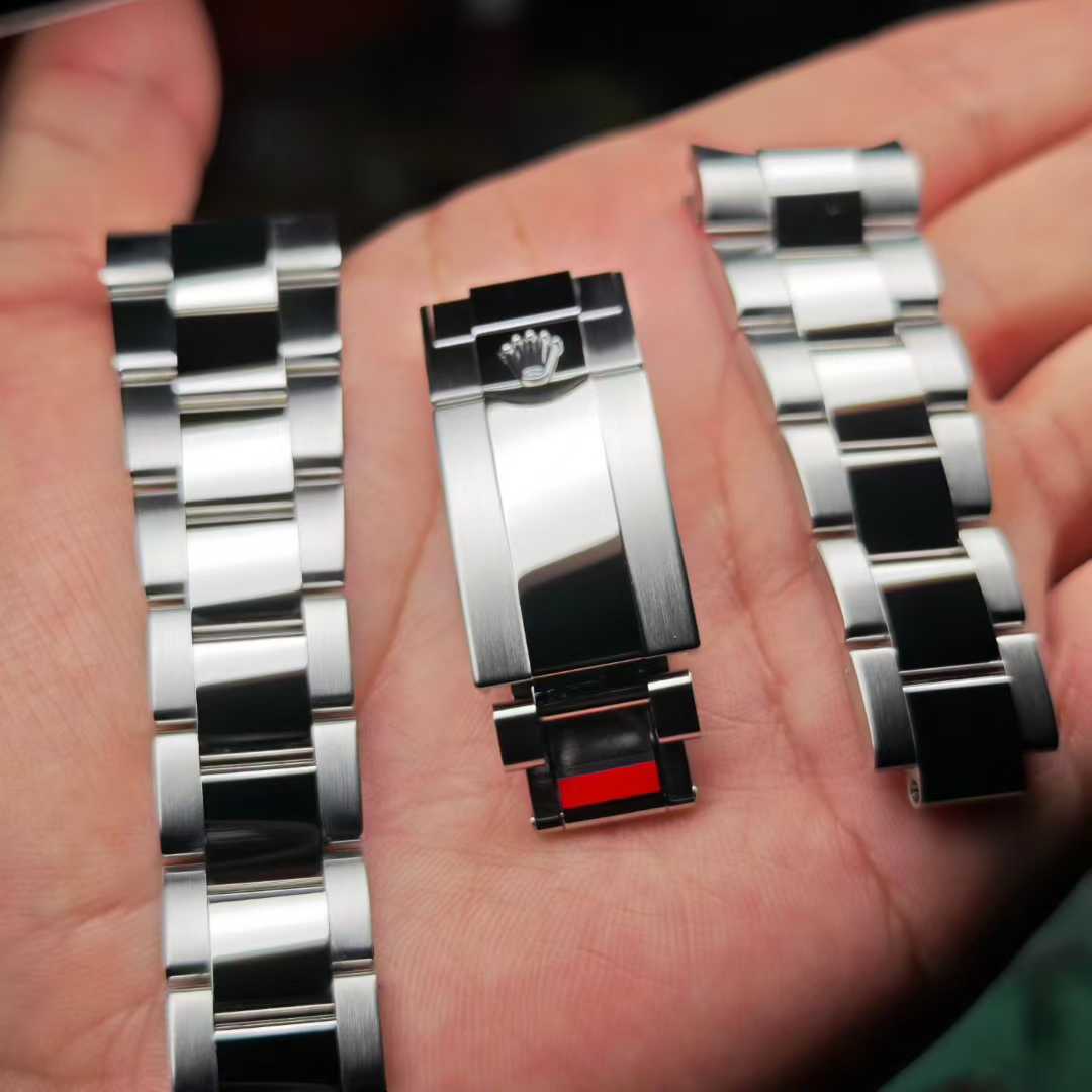 Rolex 126500 new model Panda Daytona – real photos of the bracelet and clasp finishing / polishing.